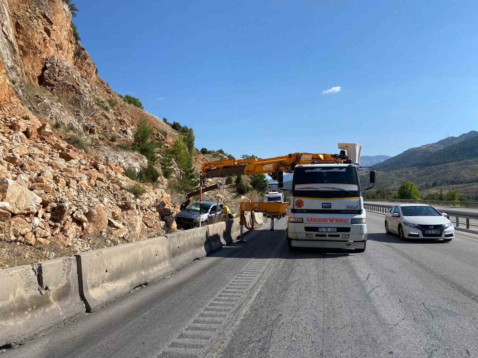 Burdur-Antalya yolunda kaza: Kontrolden çıkan otomobil bariyeri aşıp kayalıklara çarptı
