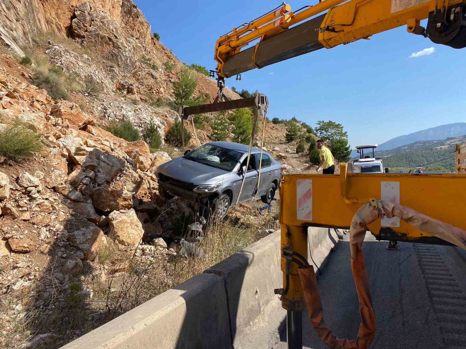 Burdur-Antalya yolunda kaza: Kontrolden çıkan otomobil bariyeri aşıp kayalıklara çarptı
