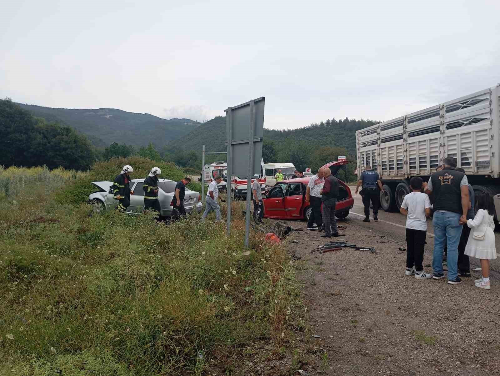 Tokat’ta otomobiller çarpıştı: 3 yaralı
