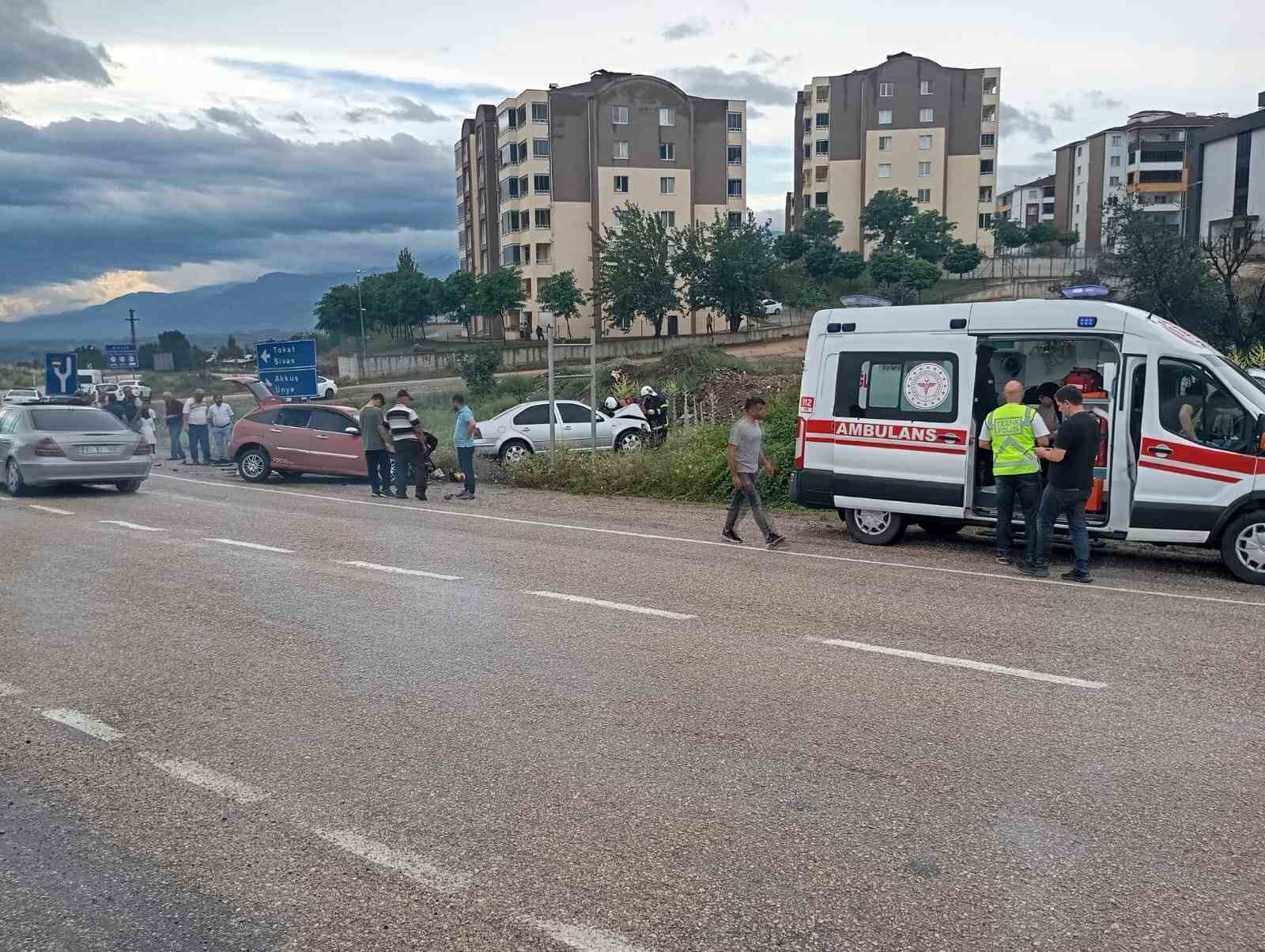 Tokat’ta otomobiller çarpıştı: 3 yaralı
