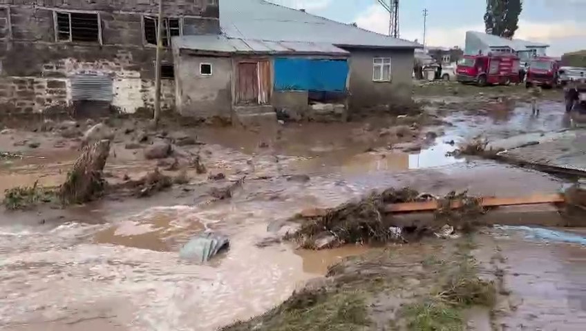 Tekman’da yağmur ve dolu etkili oldu, dereler taştı
