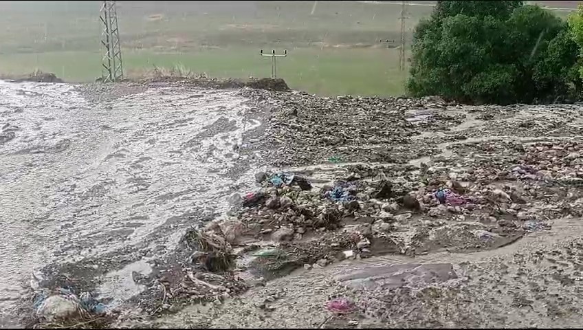 Tekman’da yağmur ve dolu etkili oldu, dereler taştı
