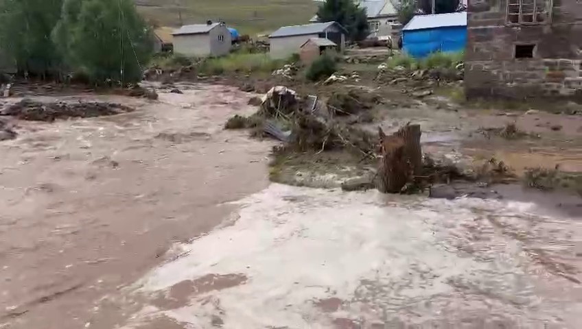 Tekman’da yağmur ve dolu etkili oldu, dereler taştı
