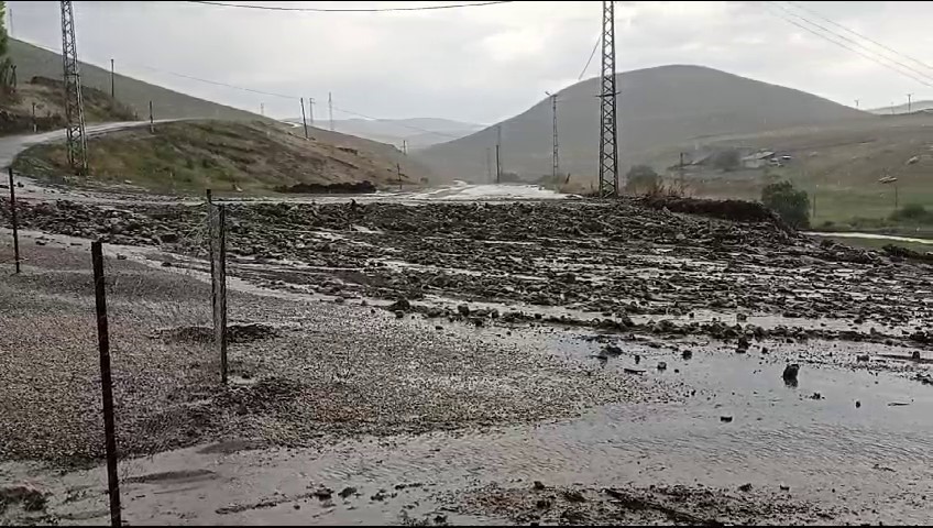 Tekman’da yağmur ve dolu etkili oldu, dereler taştı
