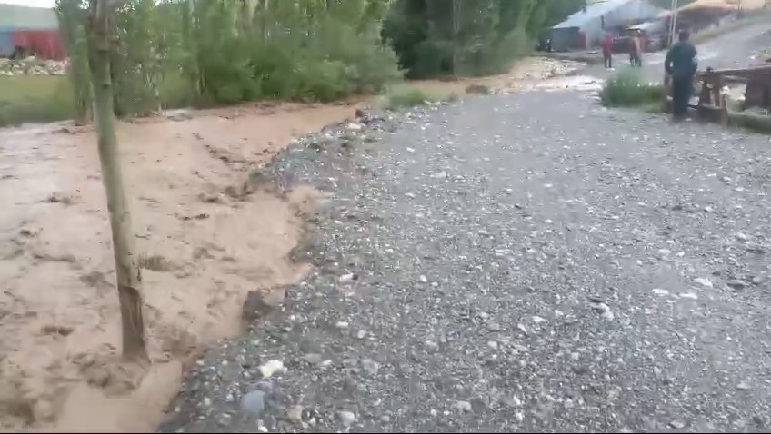 Tekman’da yağmur ve dolu etkili oldu, dereler taştı
