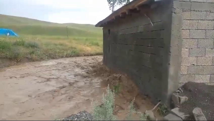 Tekman’da yağmur ve dolu etkili oldu, dereler taştı
