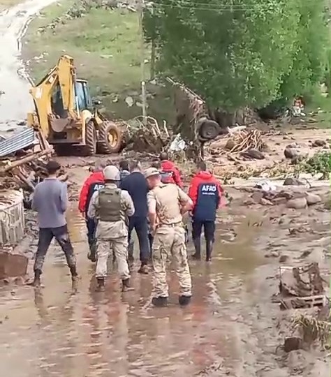 Tekman’da yağmur ve dolu etkili oldu, dereler taştı
