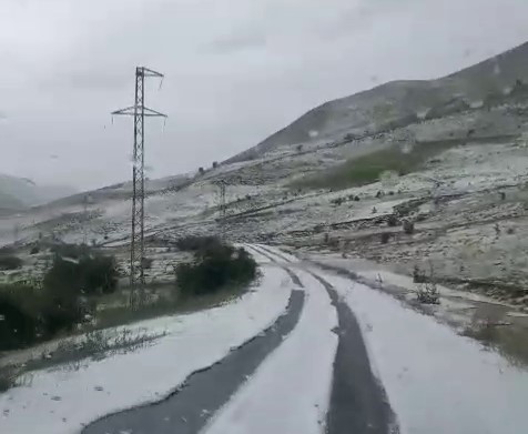 Erzurum’da dolu köyleri beyaza bürüdü
