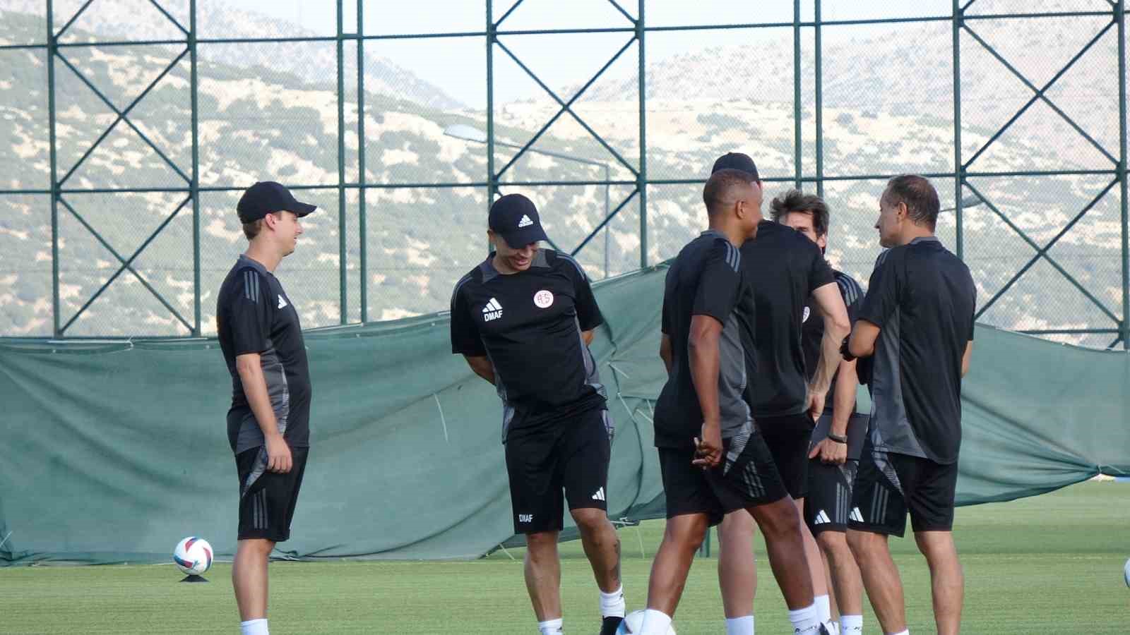 Antalyaspor, Burdur’da ilk antrenmanına çıktı
