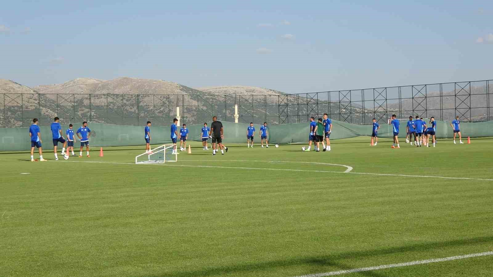 Antalyaspor, Burdur’da ilk antrenmanına çıktı
