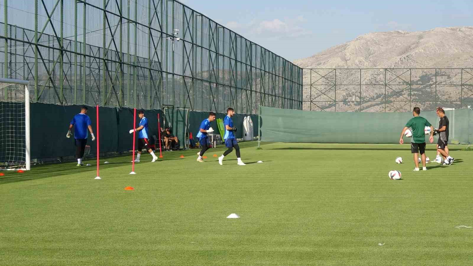 Antalyaspor, Burdur’da ilk antrenmanına çıktı
