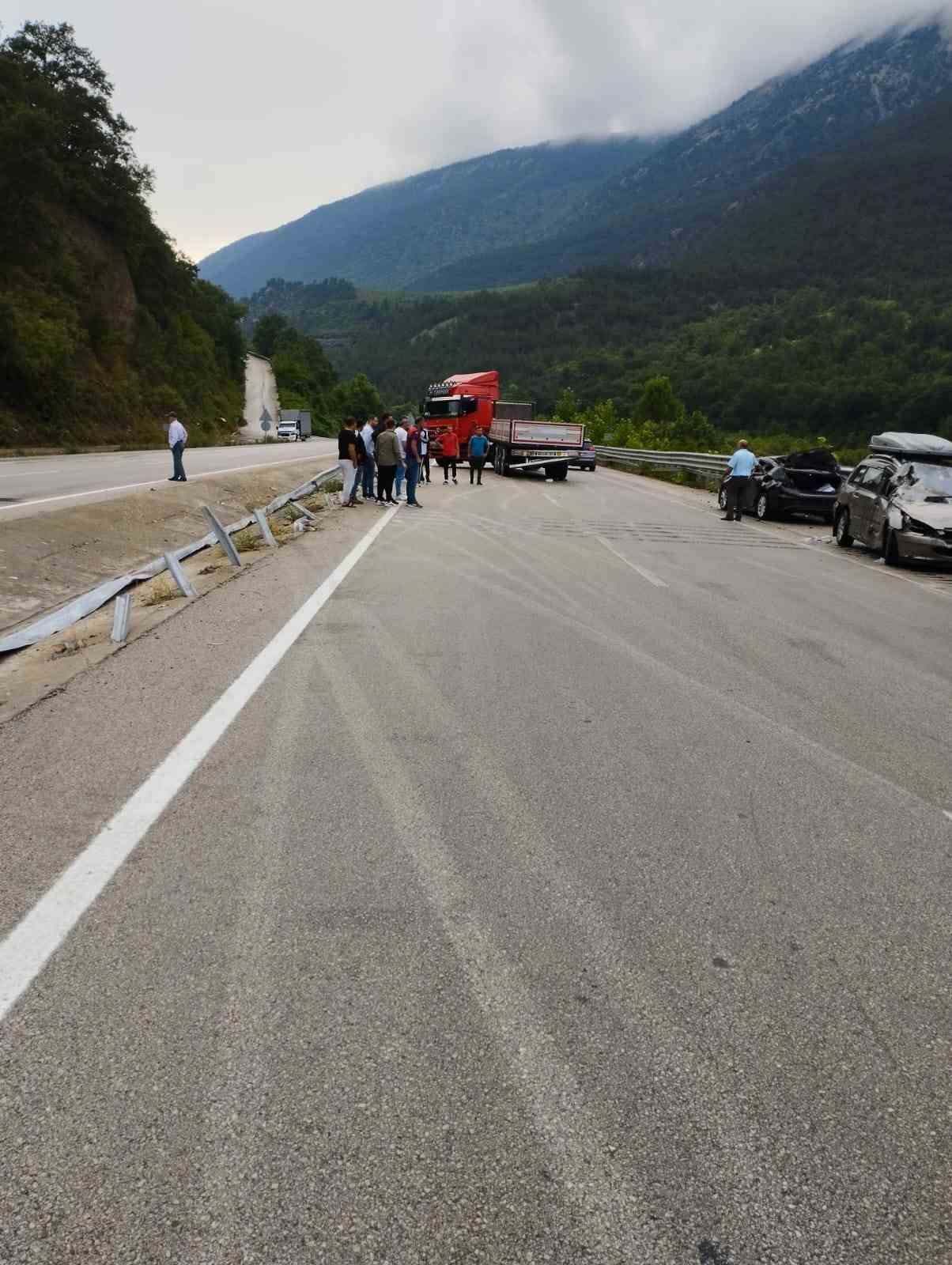 Tokat’ta zincirleme trafik kazası: 1’i ağır 2 yararlı
