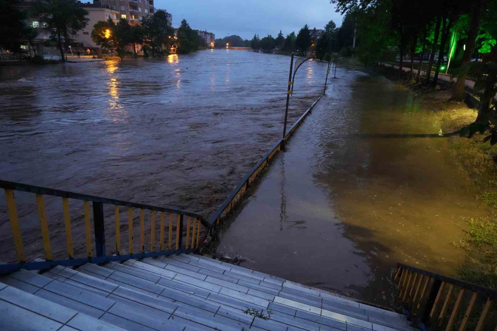 Taşma sınırına gelen Terme Çayı korkuttu
