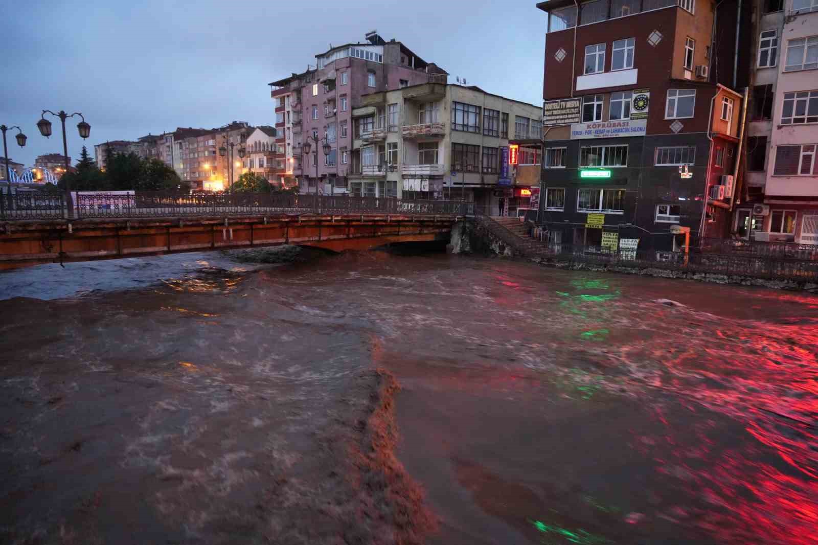 Taşma sınırına gelen Terme Çayı korkuttu
