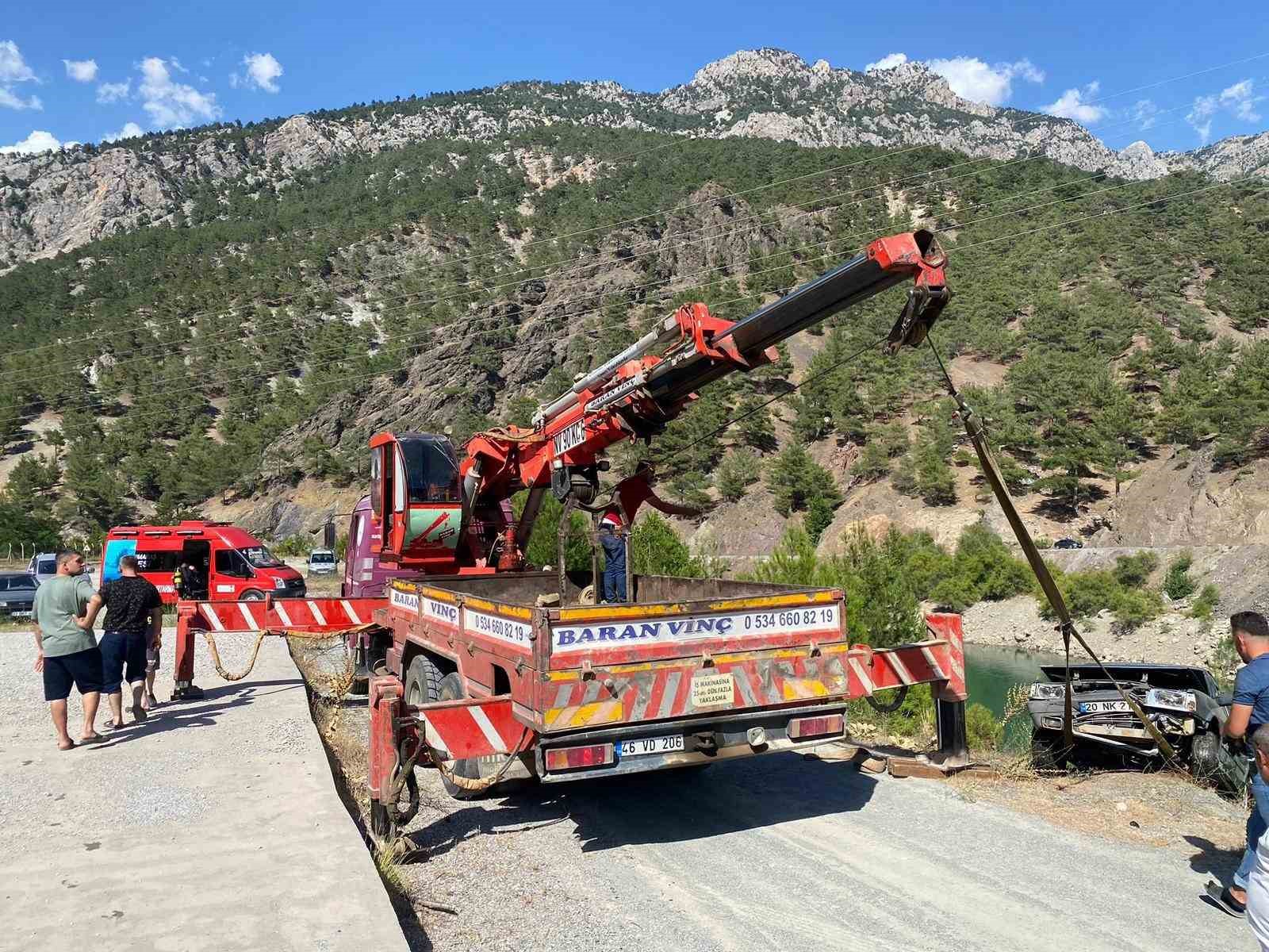 El freni çekilmeyen park halindeki otomobil baraj gölüne düştü
