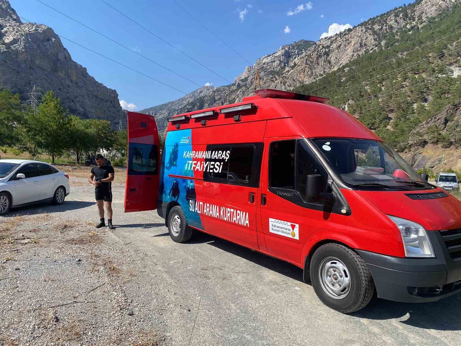 El freni çekilmeyen park halindeki otomobil baraj gölüne düştü
