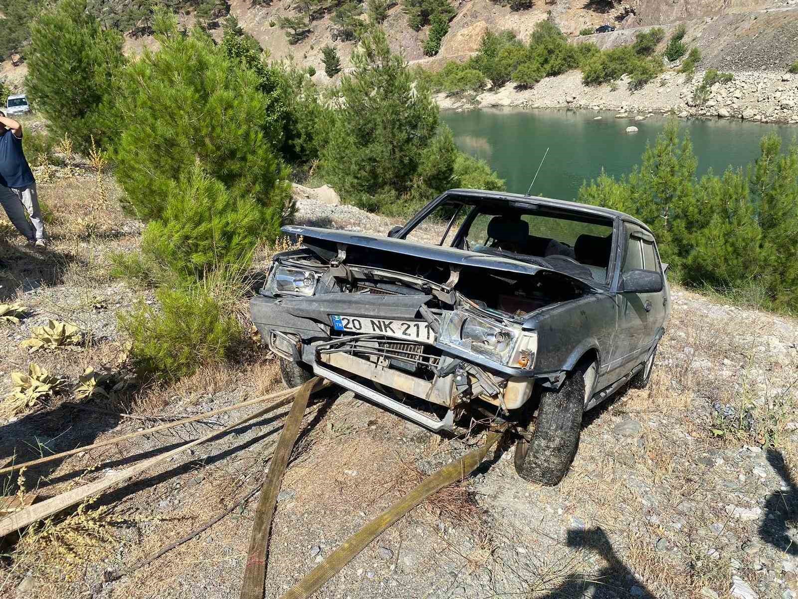 El freni çekilmeyen park halindeki otomobil baraj gölüne düştü
