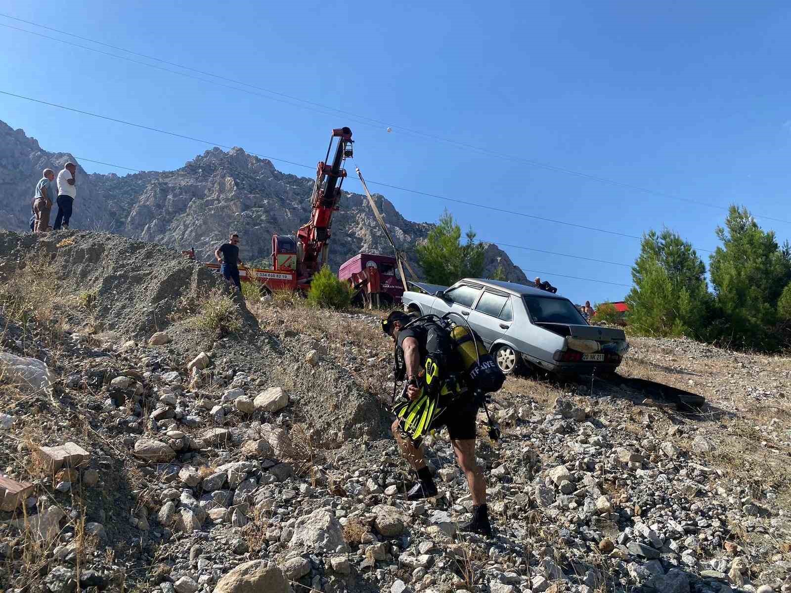 El freni çekilmeyen park halindeki otomobil baraj gölüne düştü
