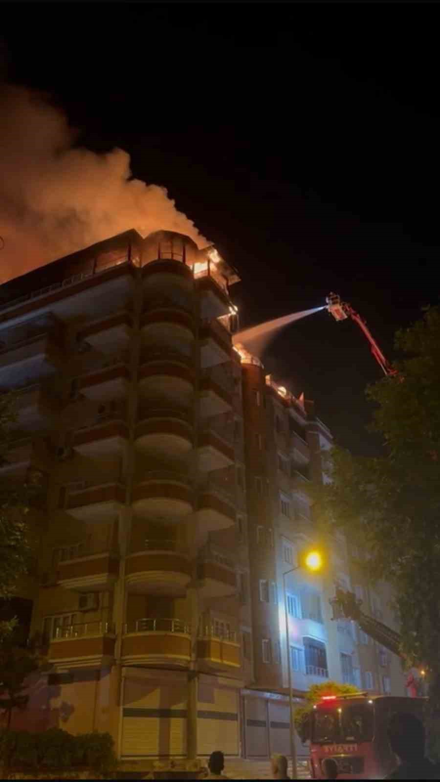 Batman’da çıkan yangında alevler geceyi aydınlattı
