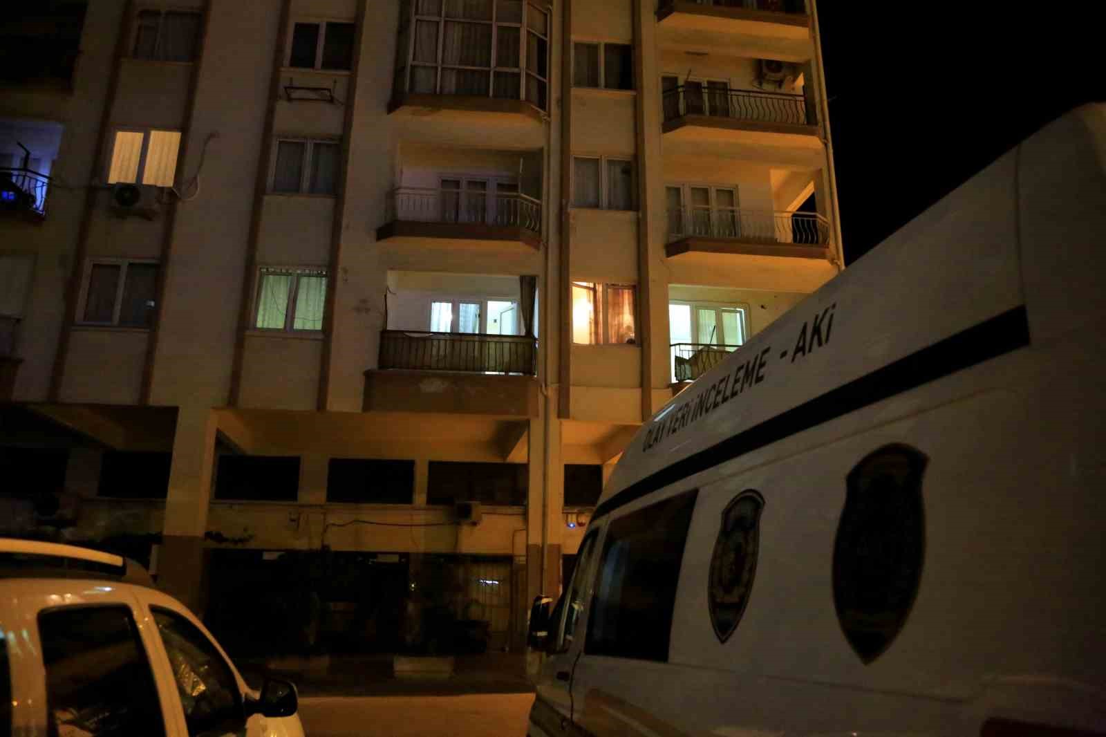 Binayı saran ağır koku ihbarına gelen polis ekipleri daire sahibinin cansız bedeni ile karşılaştı
