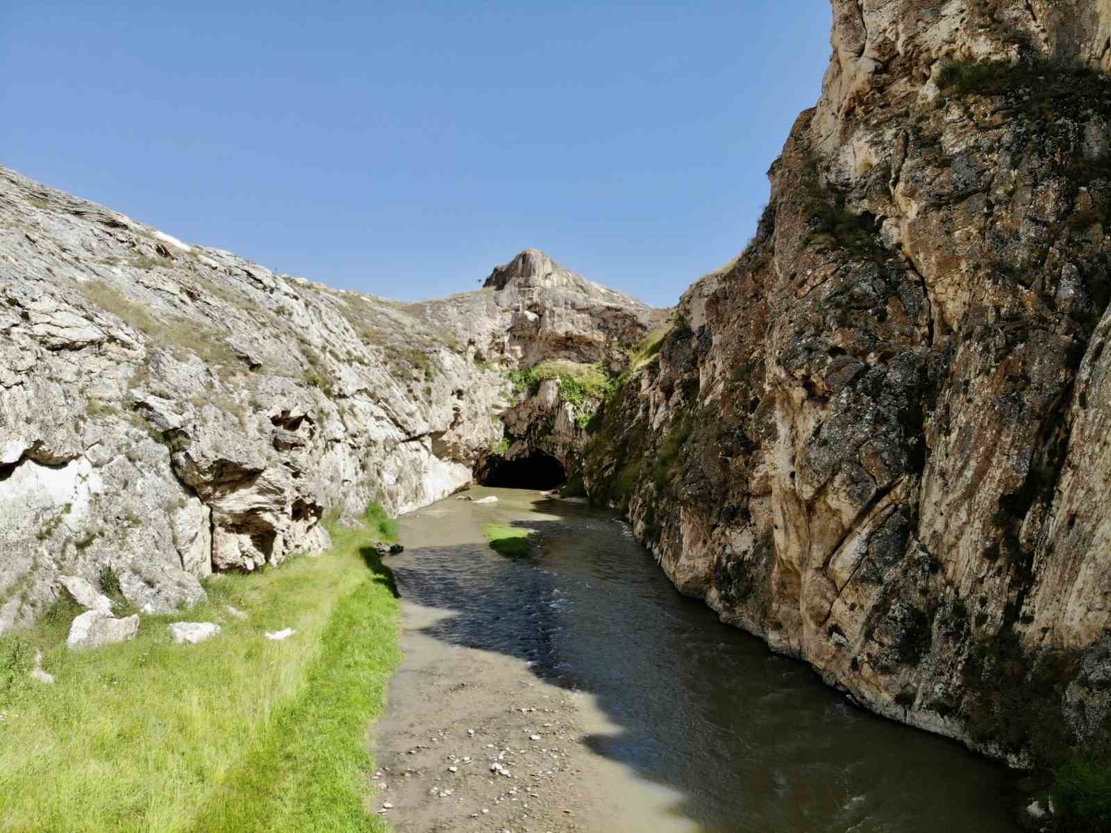 Doğal Kudret Köprüsü manzarasıyla hayran bırakıyor
