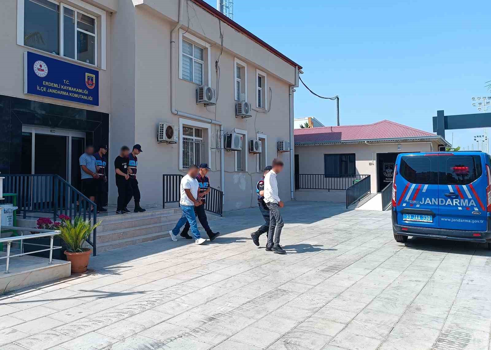 Mersin’de göçmen kaçakçılarına yönelik operasyon: 5 gözaltı
