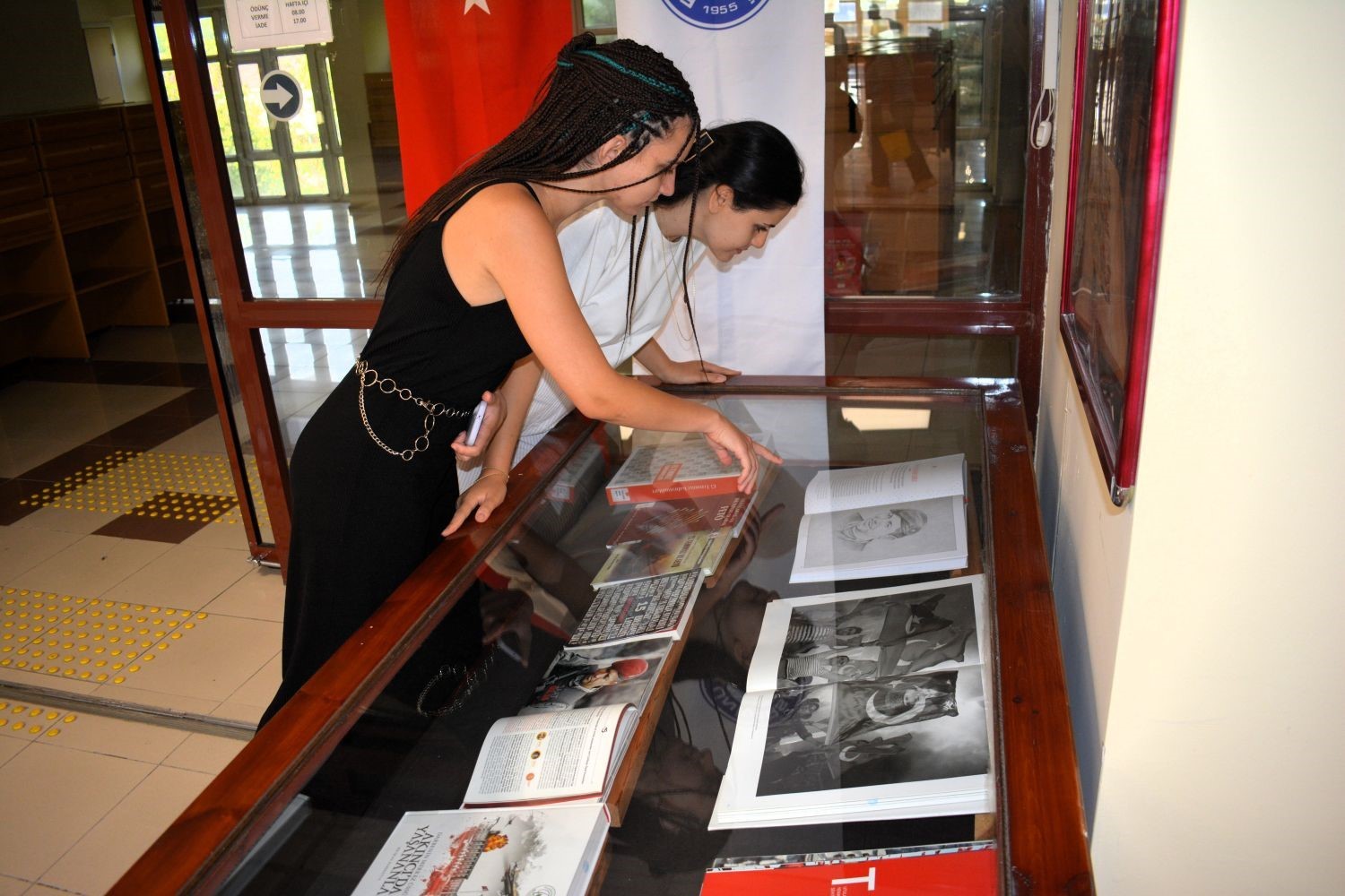 EÜ Merkez Kütüphanesinde “15 Temmuz Konulu Kitap Sergisi” açıldı
