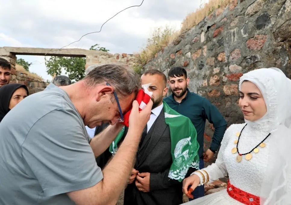 Vali Polat düğünde halay çekti
