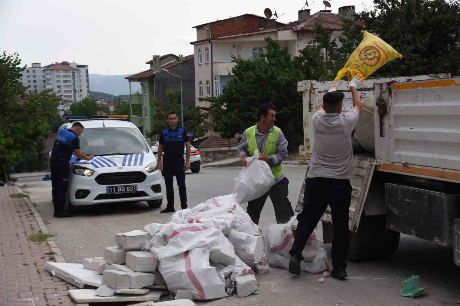 İnşaat atıklarını cadde kenarına bırakan şahsa cezai işlem uygulandı
