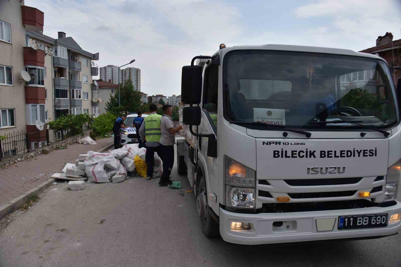 İnşaat atıklarını cadde kenarına bırakan şahsa cezai işlem uygulandı
