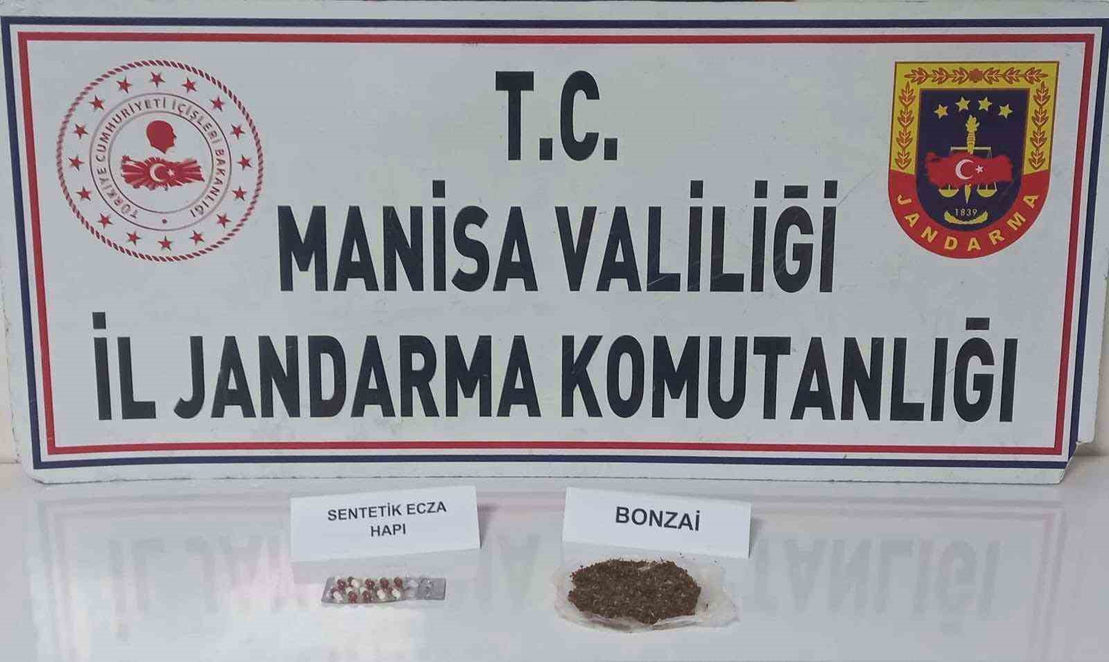 Manisa’da şüphelilerden bonzai ve uyuşturucu hap çıktı
