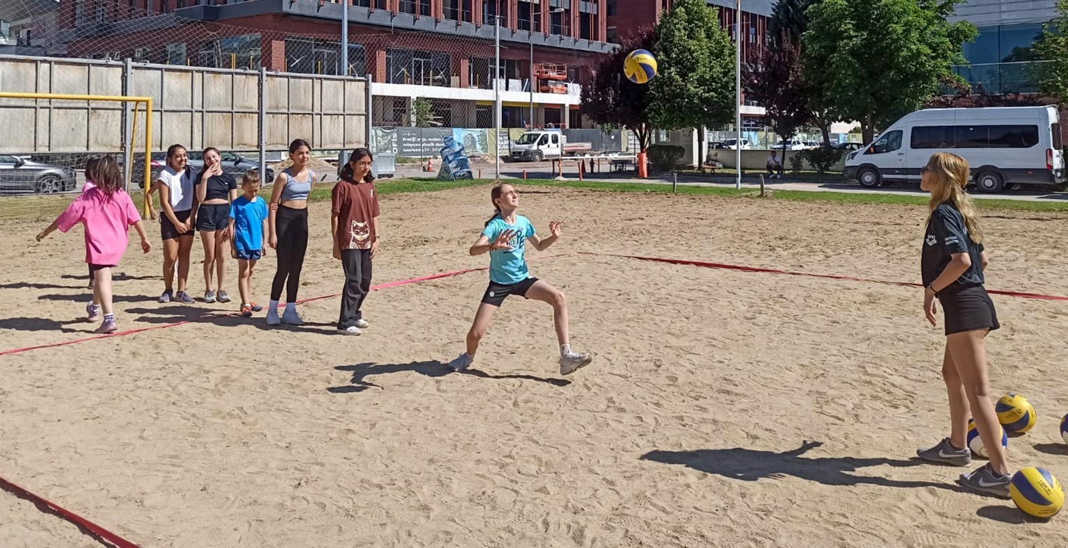 plaj voleybolu kursu yoğun katılımla başladı
