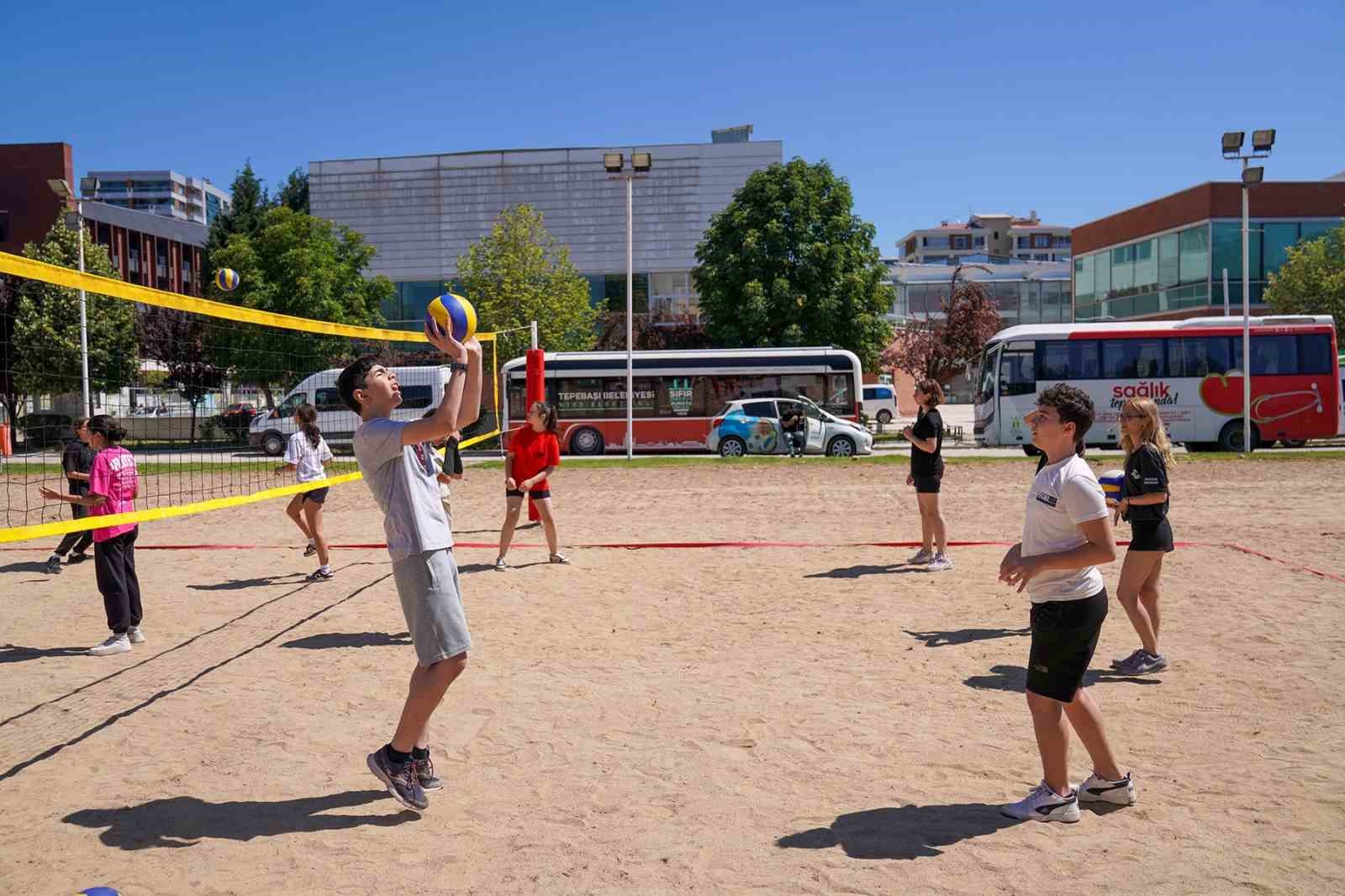 plaj voleybolu kursu yoğun katılımla başladı
