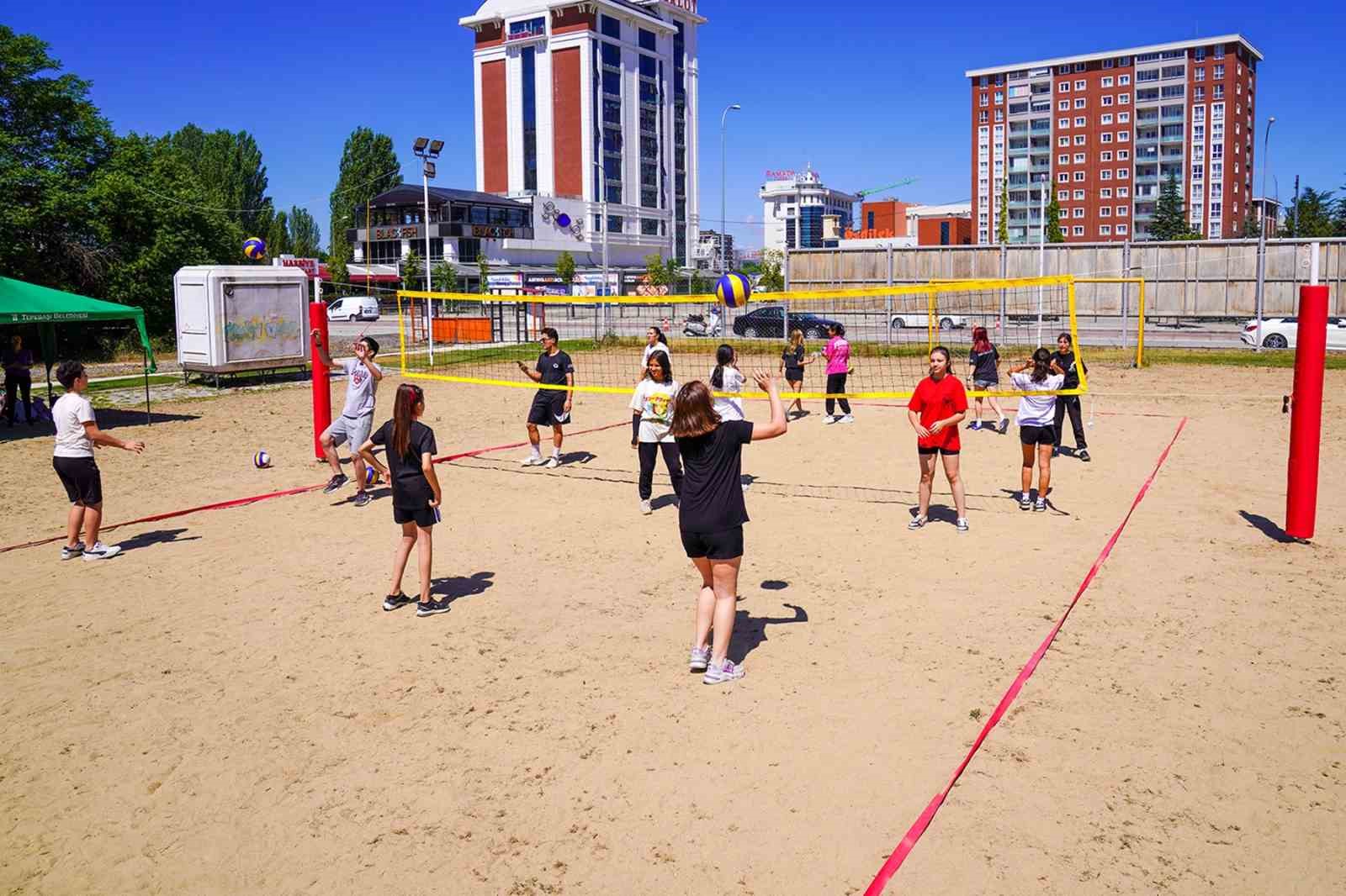 plaj voleybolu kursu yoğun katılımla başladı
