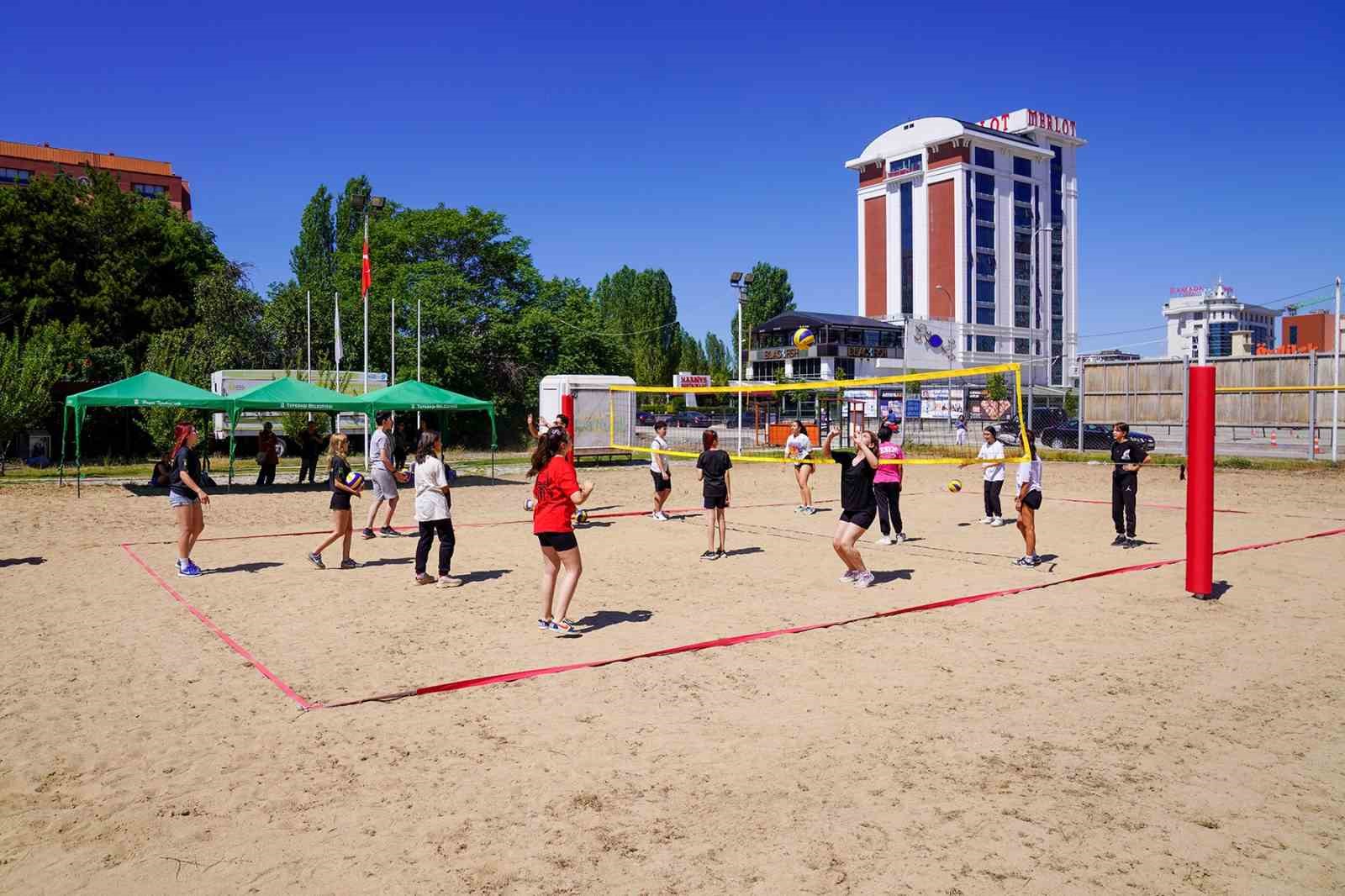 plaj voleybolu kursu yoğun katılımla başladı
