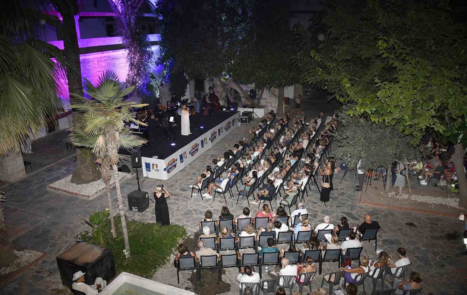 Katar’ın ilk kadın sanatçısı Türkiye’deki ilk konserini Kuşadası’nda verdi
