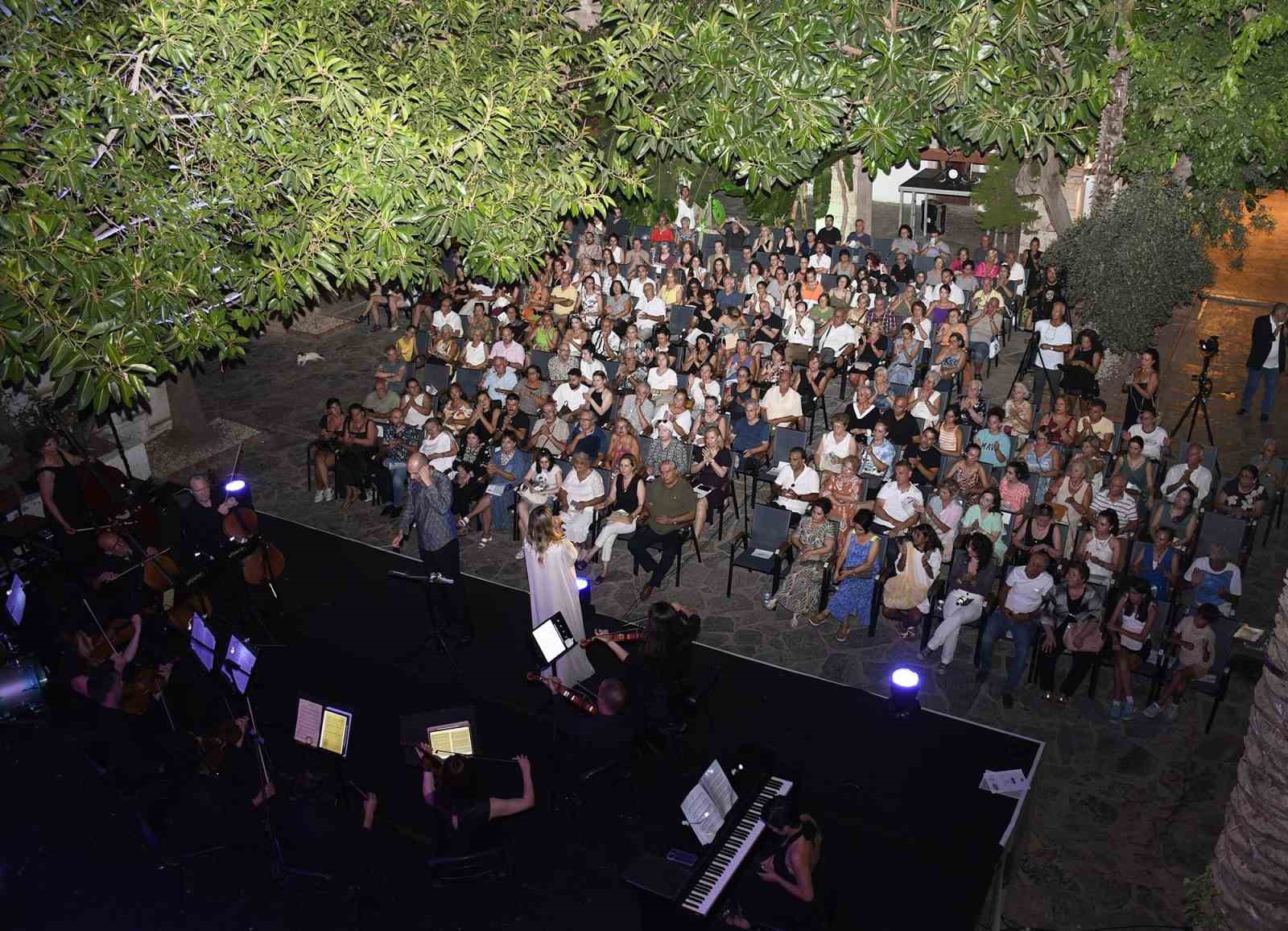 Katar’ın ilk kadın sanatçısı Türkiye’deki ilk konserini Kuşadası’nda verdi
