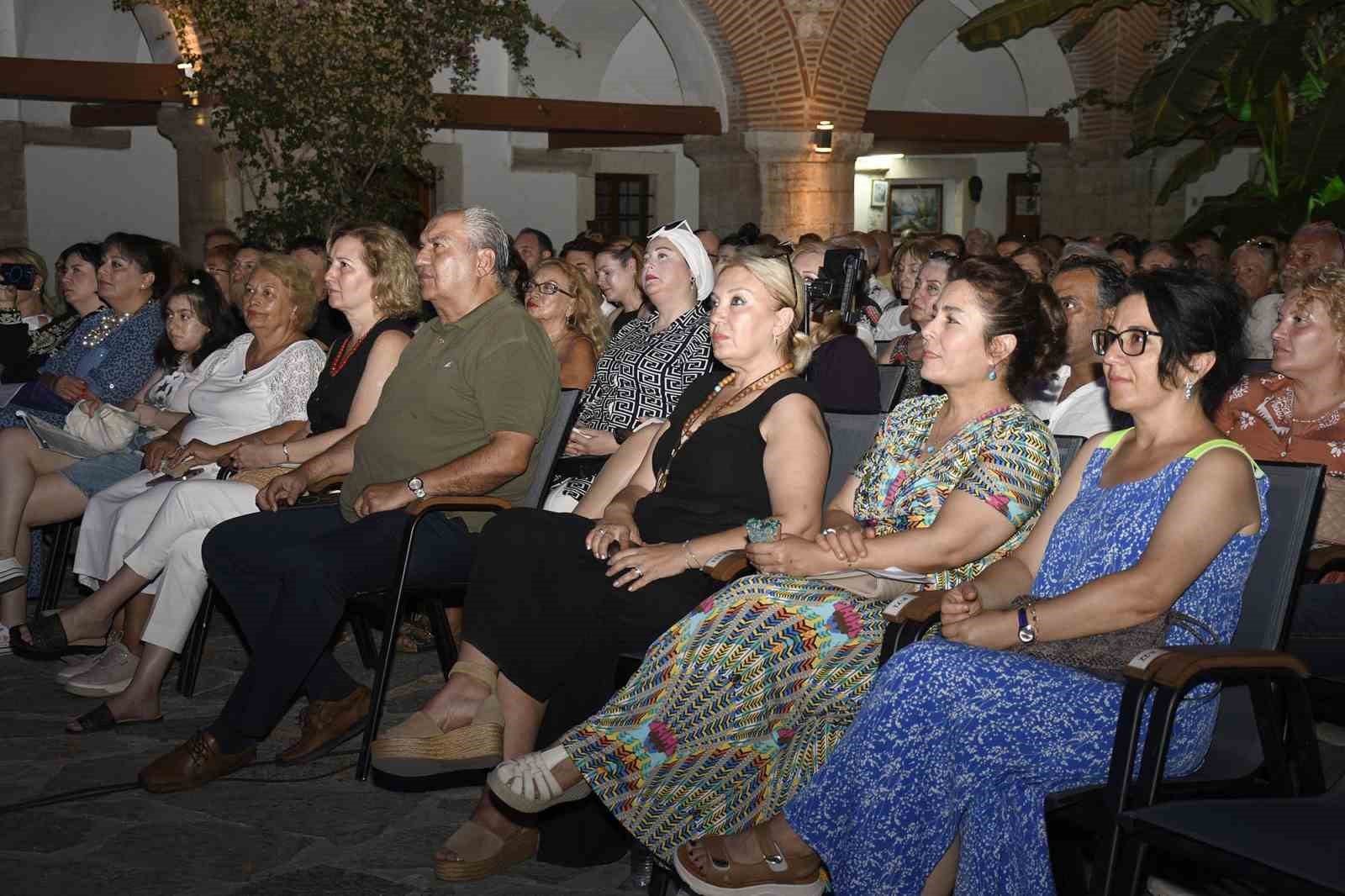 Katar’ın ilk kadın sanatçısı Türkiye’deki ilk konserini Kuşadası’nda verdi
