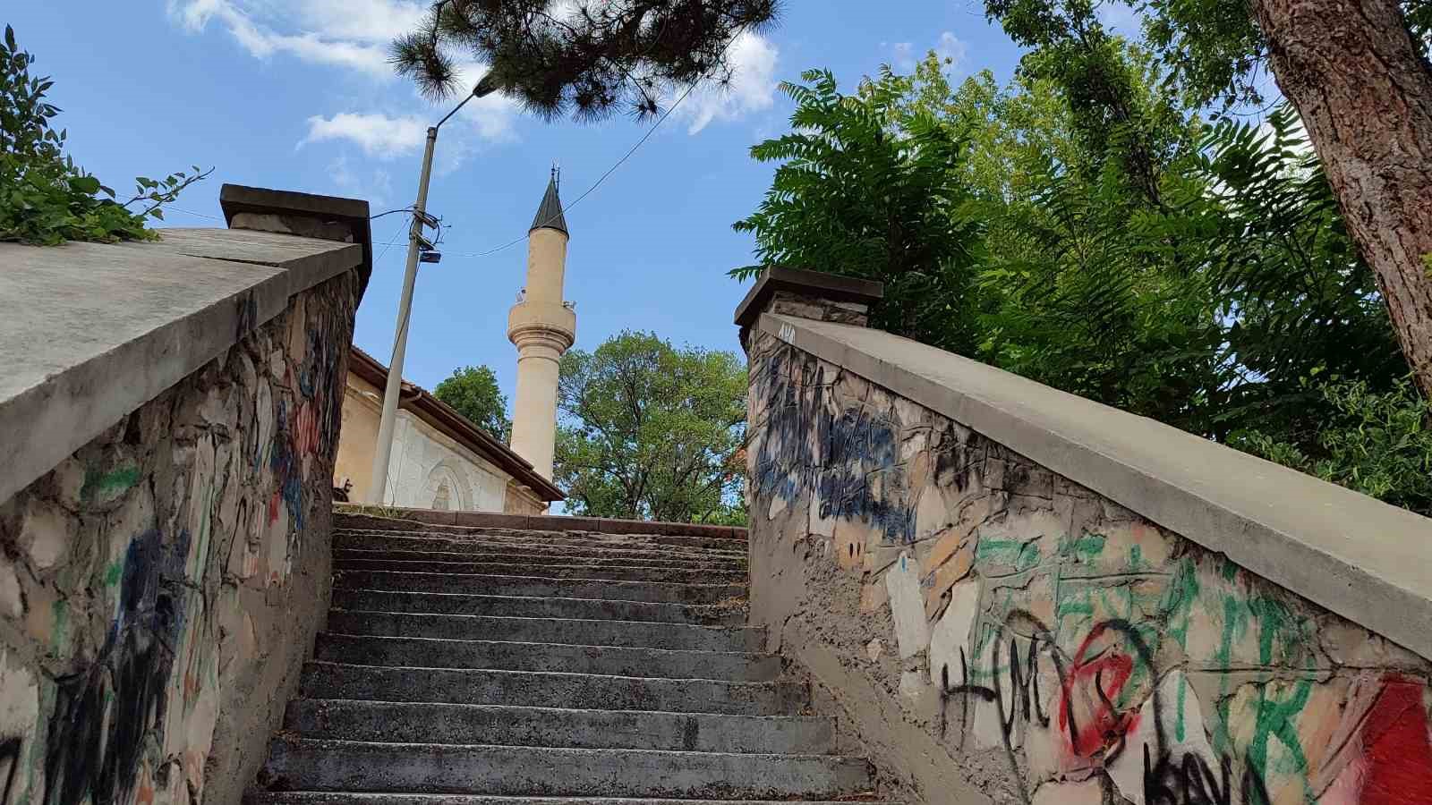 Tarihi kazıların yapıldığı Kalehöyük, otopark alanına döndü
