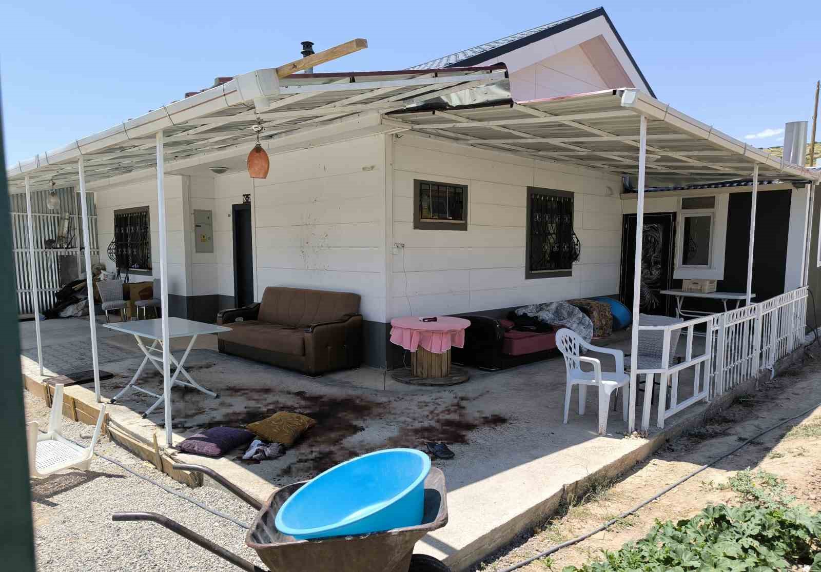 Malatya’da uykularında öldürülen anne, kızı ve torunu defin edildi
