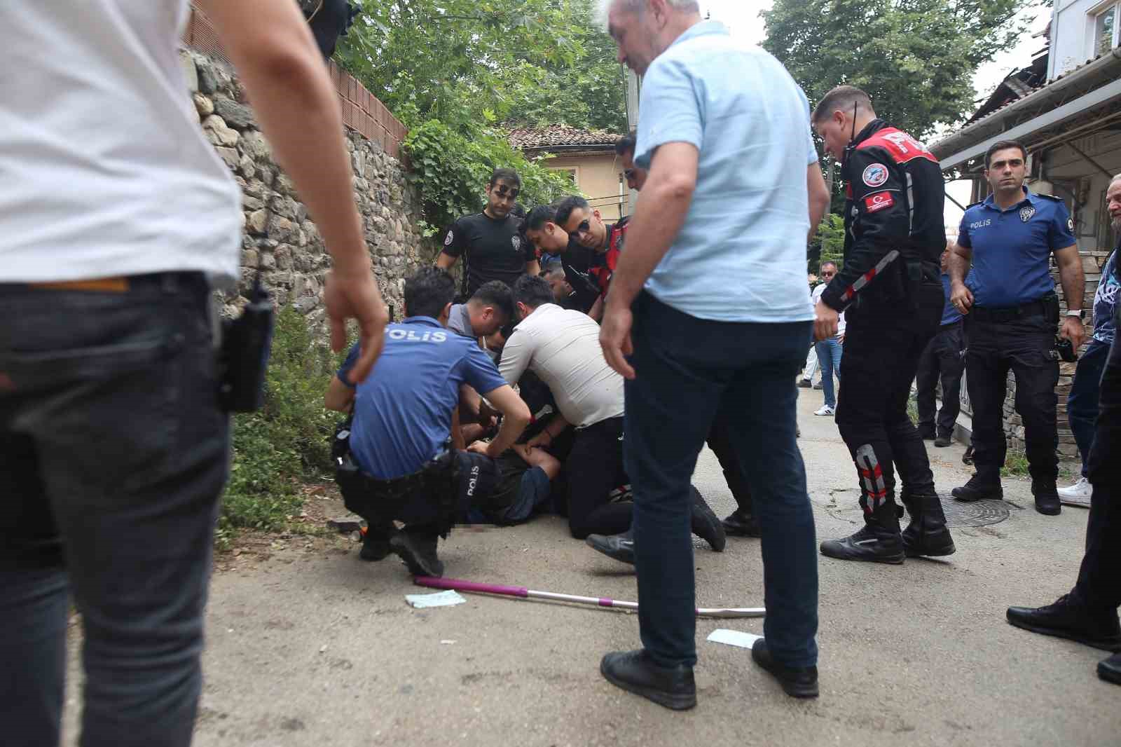 Bursa’da çöp evini temizletmeyip polisi bıçakladı
