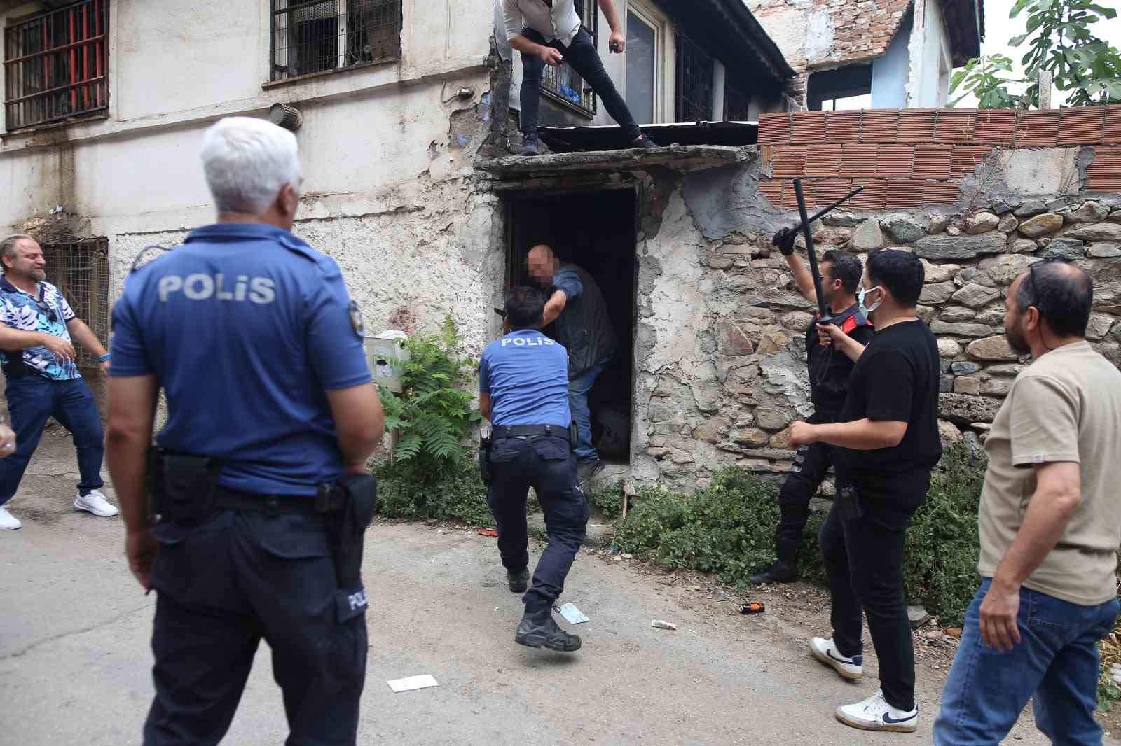 Bursa’da çöp evini temizletmeyip polisi bıçakladı
