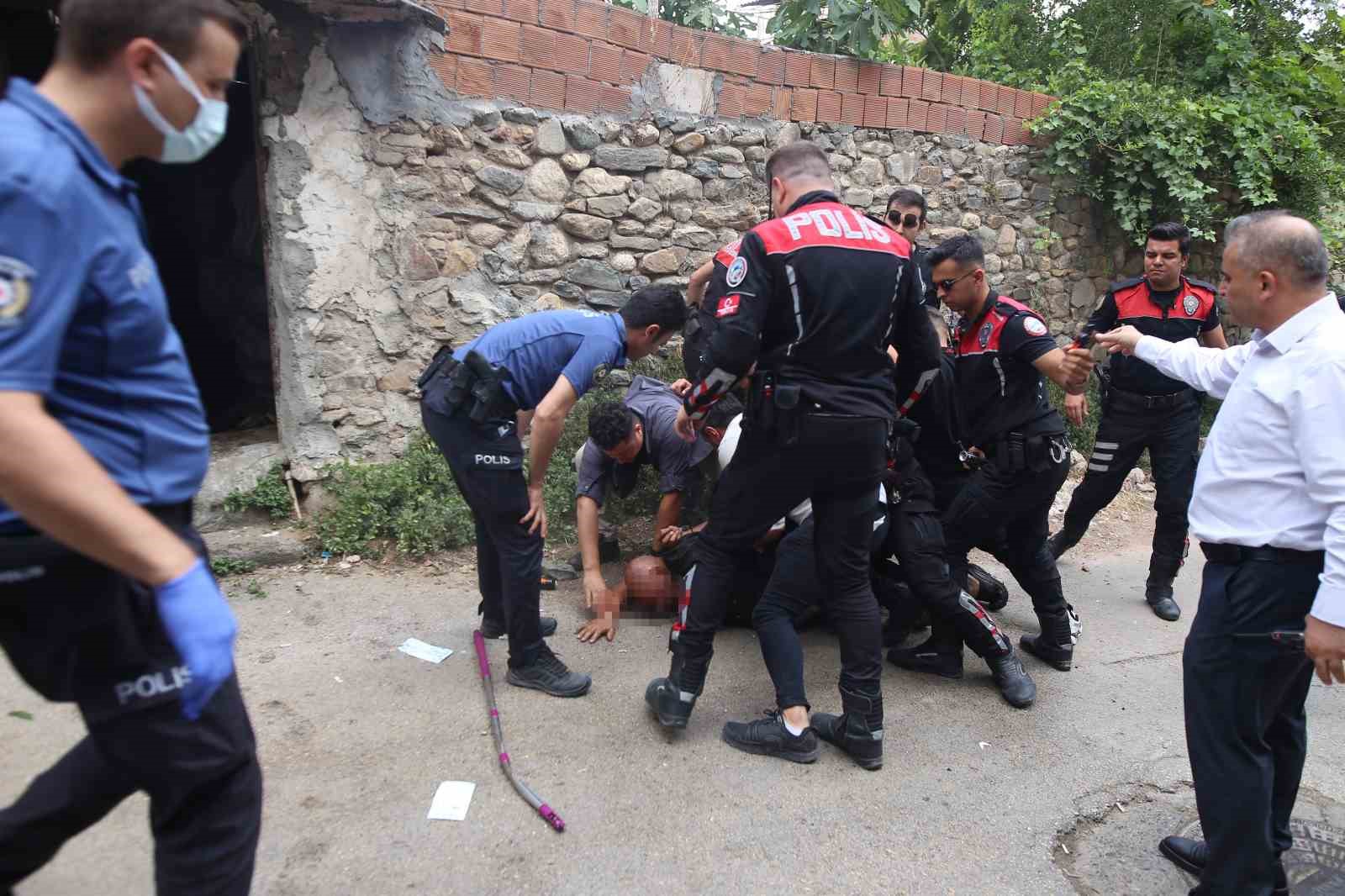 Bursa’da çöp evini temizletmeyip polisi bıçakladı
