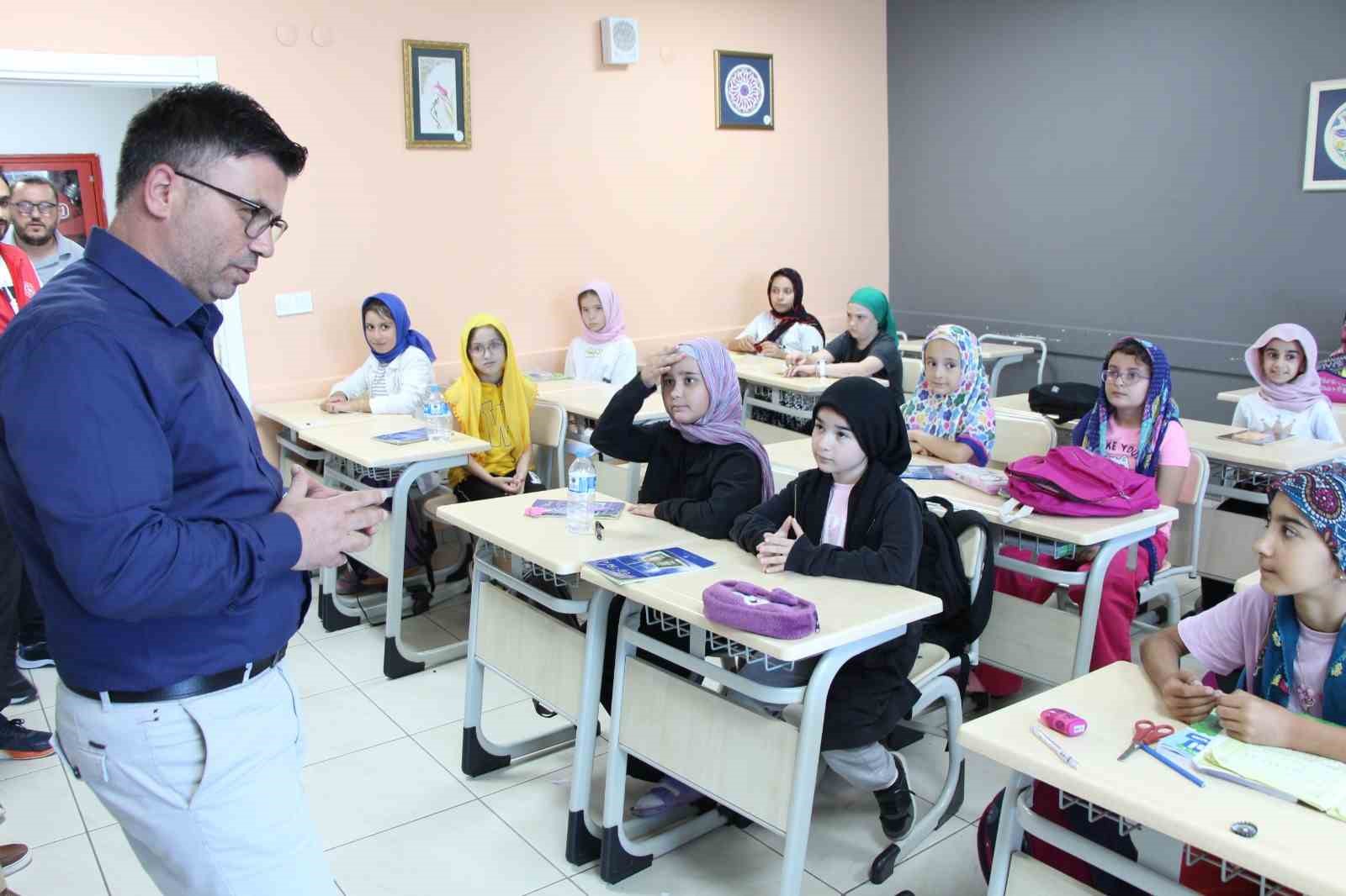 Yazıcı, Gençlik Merkezi kurslarında öğrencilerle bir araya geldi
