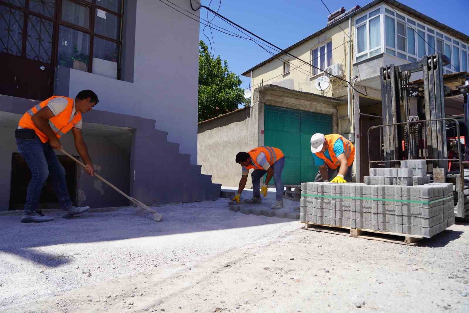 Başkan Şehirli parke taşı döşeme çalışmalarını yerinde inceledi
