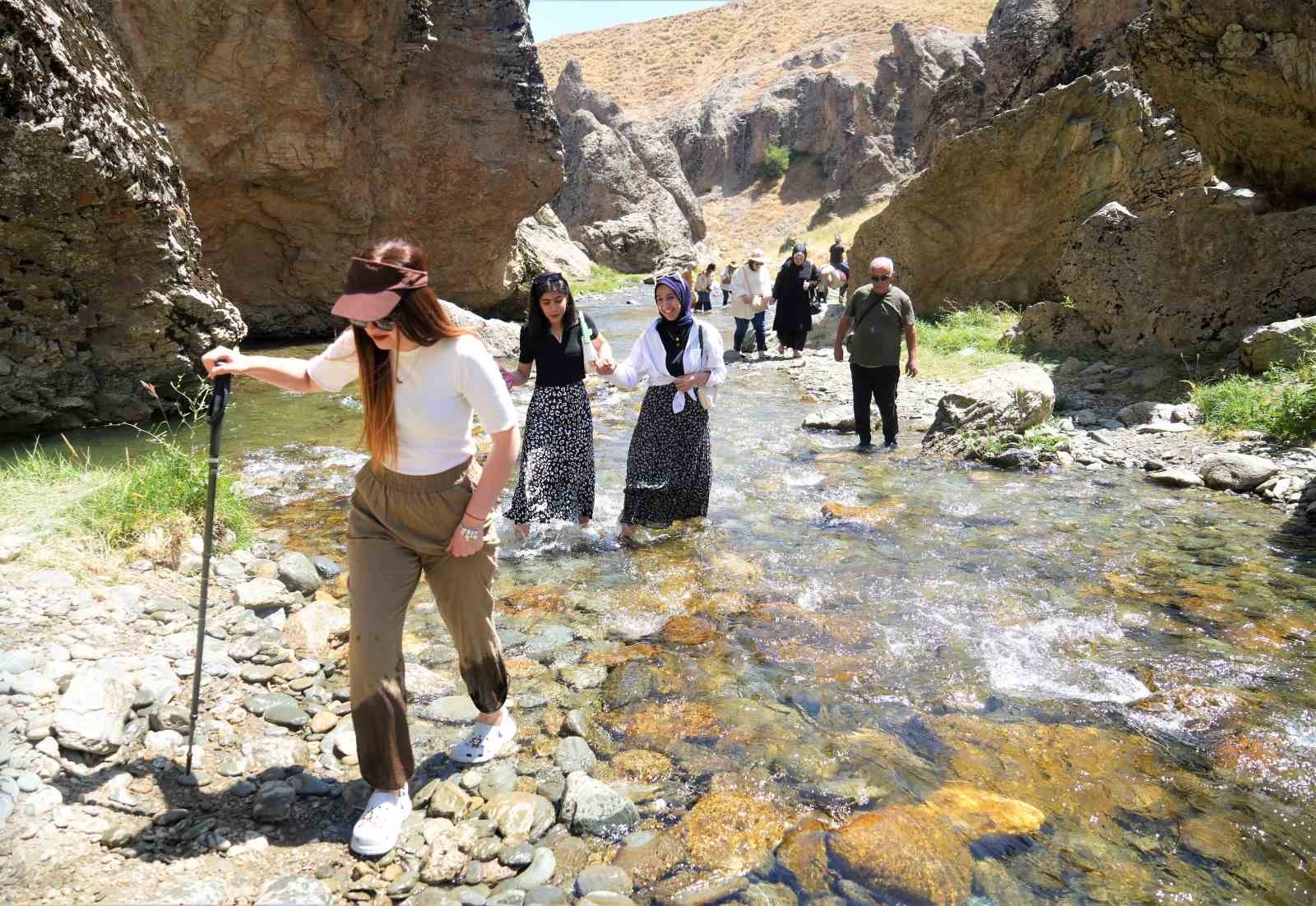 Muş’un doğa harikası doğaseverlerin yeni gözdesi oldu
