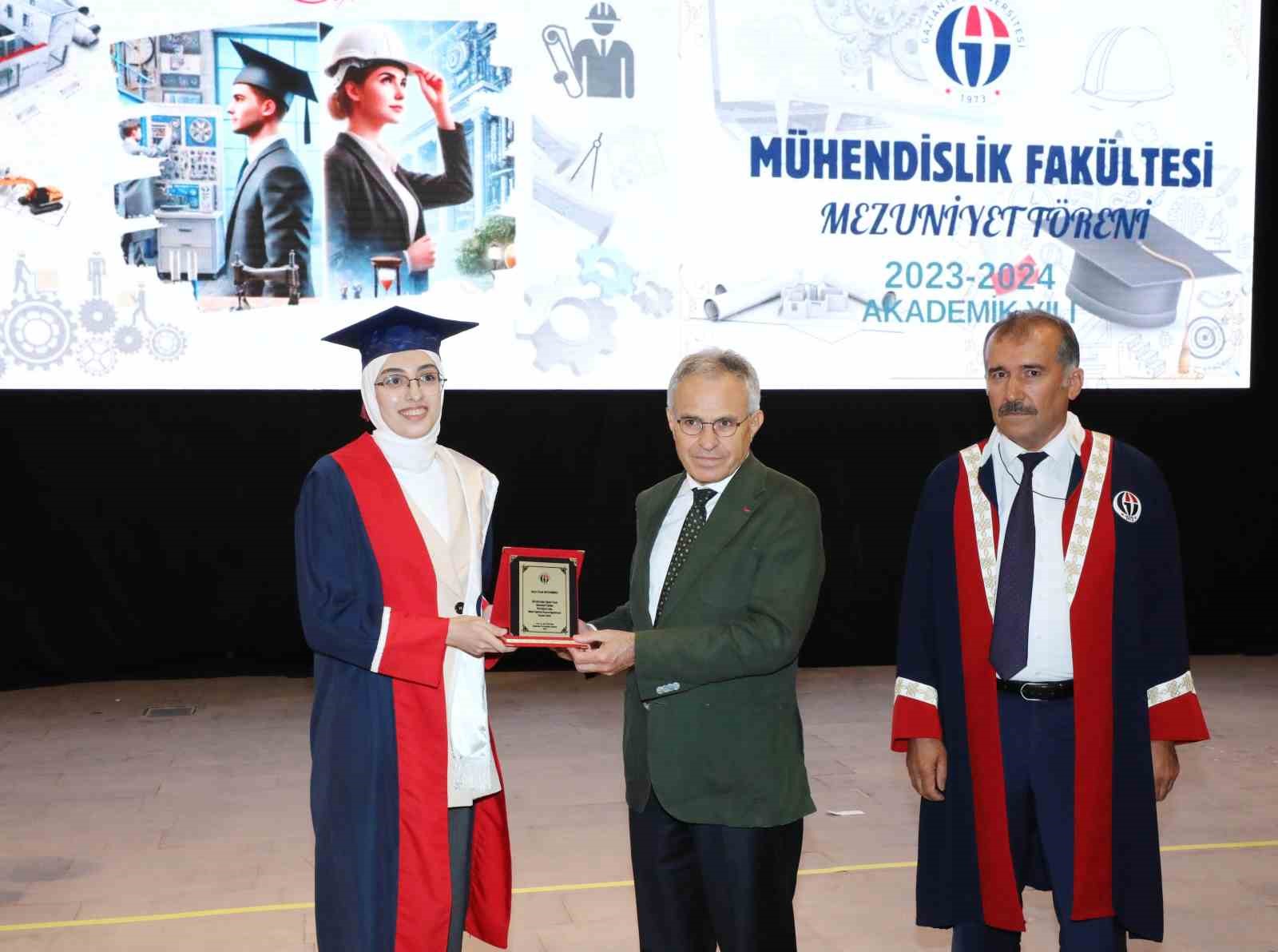 GAÜN Mühendislik Fakültesinde coşkulu mezuniyet töreni
