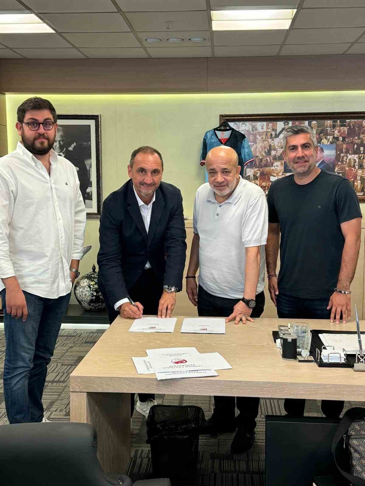 Adana Demirspor, teknik direktörlük görevine Michael Valkanis’i getirdi
