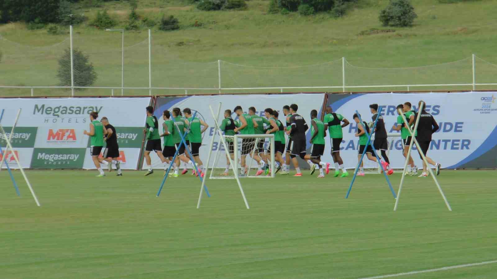 Konyaspor, Yüksek İrtifa Kamp Merkezi’nde çalışmalara başladı
