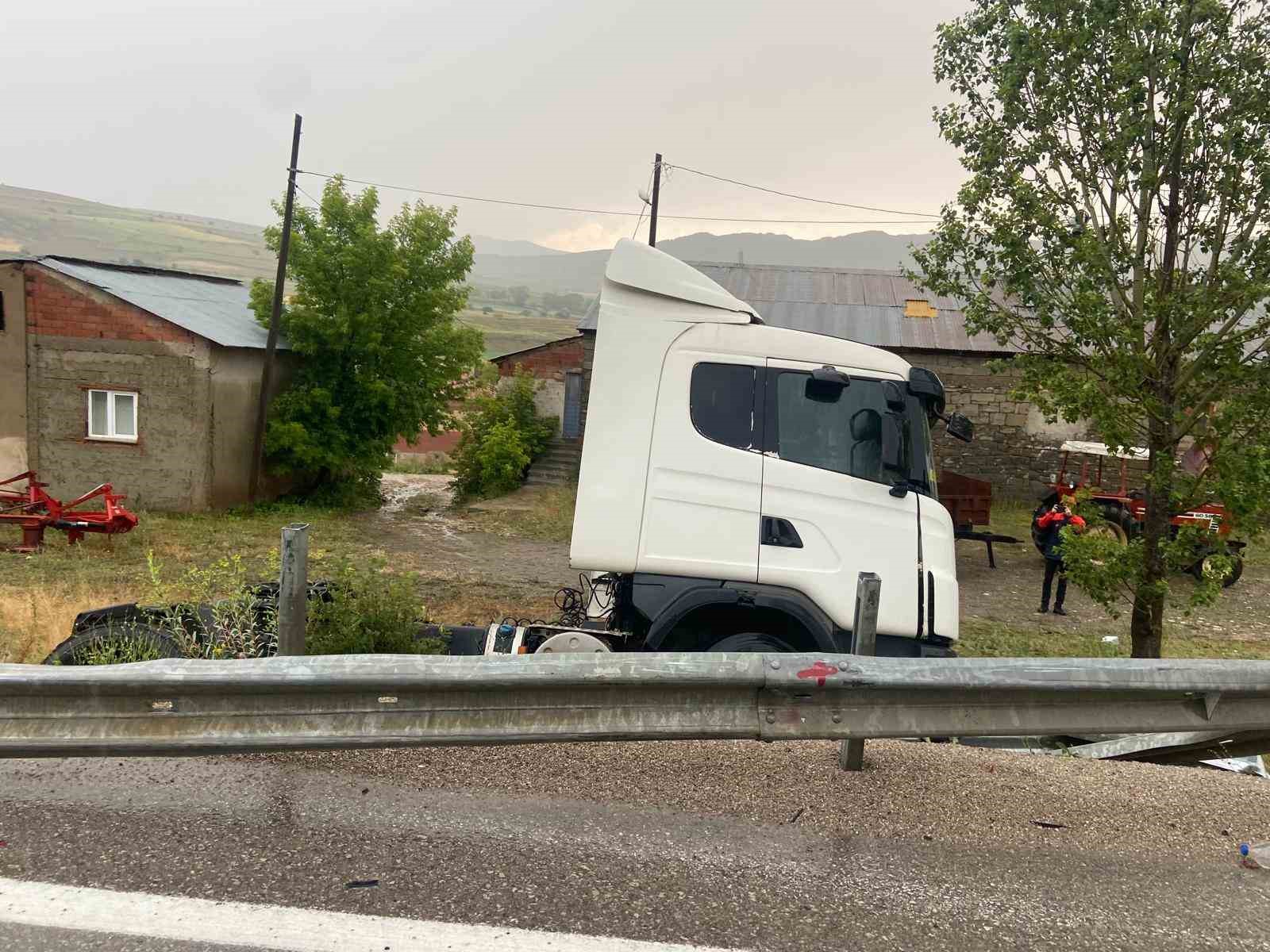 Dorsesi ayrılan tanker bariyerlere çarptı
